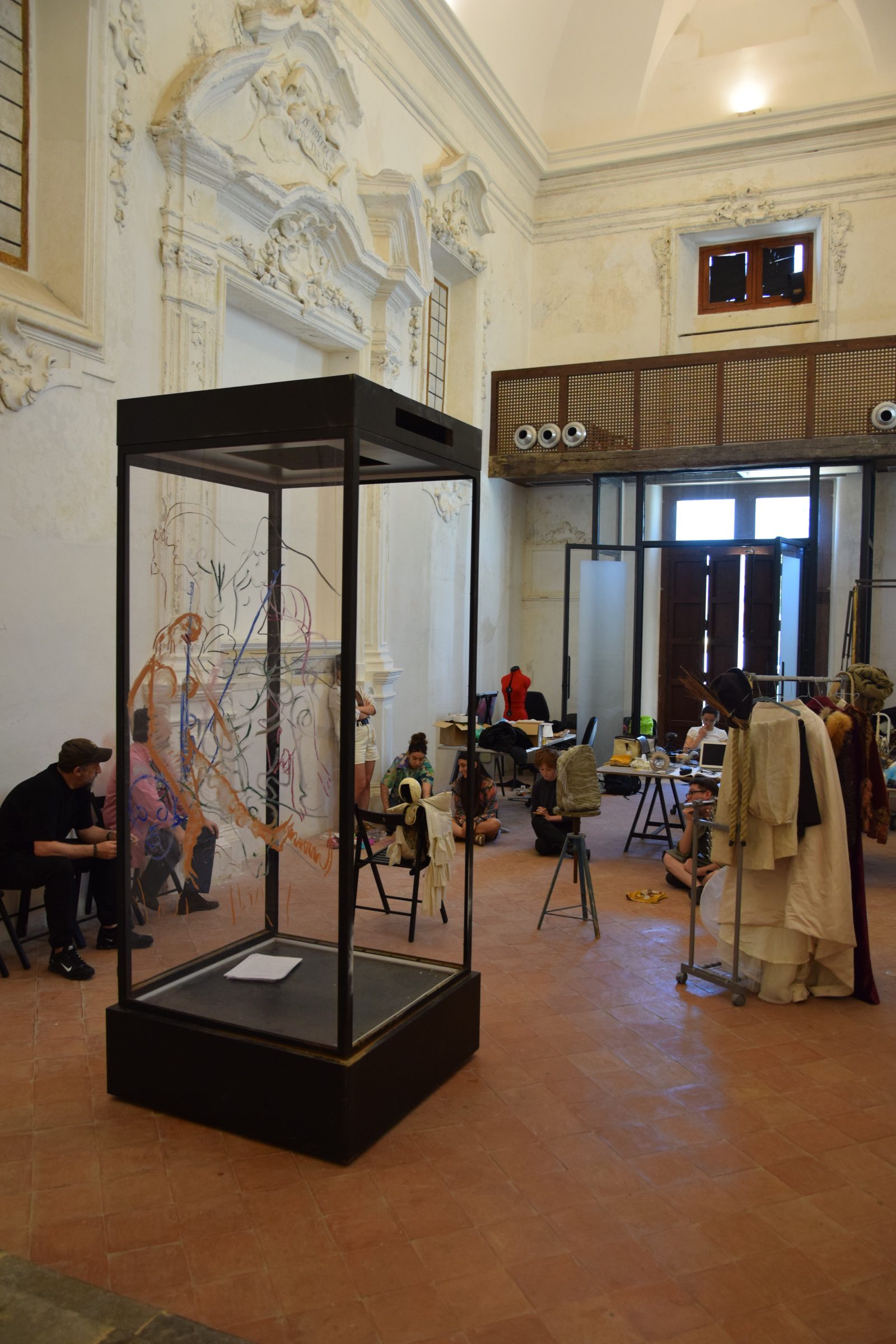 Studenti al lavoro intorno all’installazione scenografica