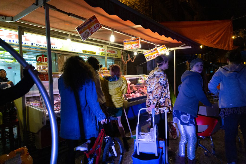 Gli artisti di Shanghai attraversano il mercato di Ballarò
