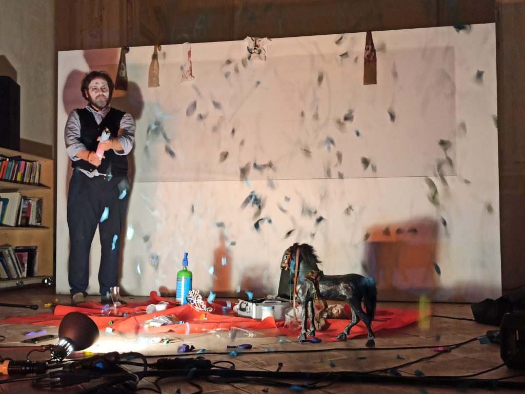 TRAGÖDIA — Atto III: La Regina, azione performativa