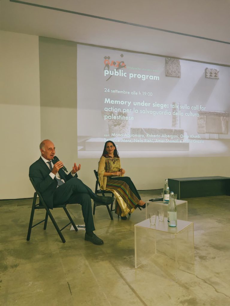 Roberto Albergoni e Mona Abuamara durante il talk Memory Under Siege a Torino